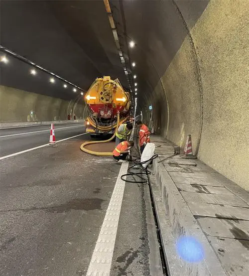 曾都隧道排水渠清淤